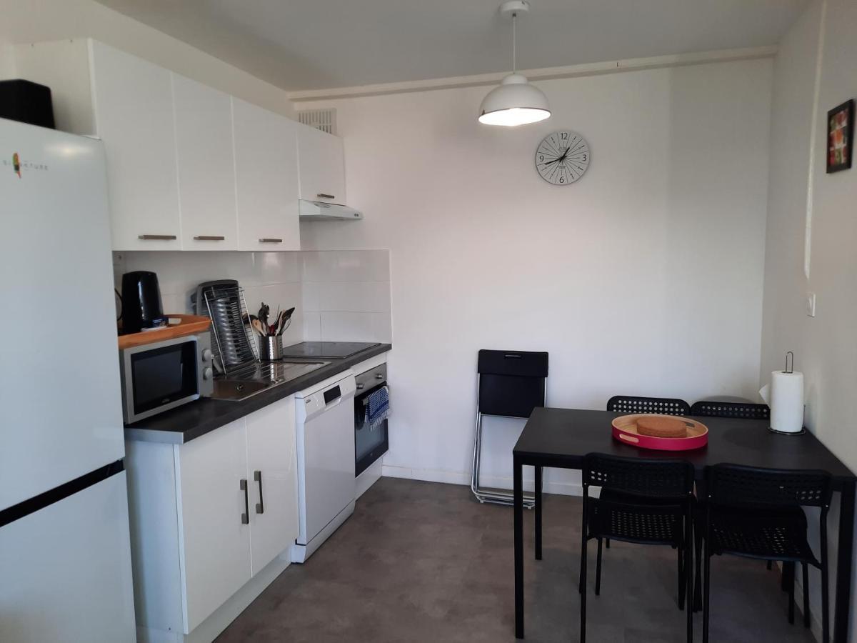 * 3bedrooms, 2free Parking, Wifi, Tram 8min * *